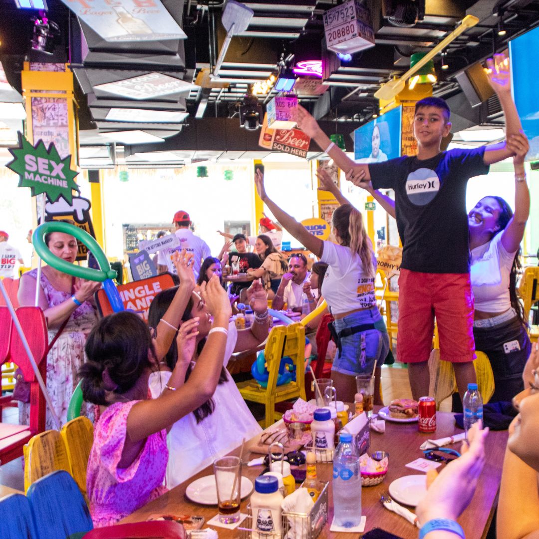 Guests celebrating around a long table at Señor Frog’s Playa del Carmen